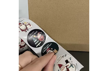 Naklejki świąteczne na rolce – 500 sztuk