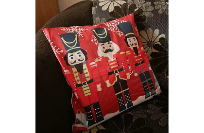 Dekoracyjna poszewka na poduszkę 45 × 45 cm – motyw Dziadka do Orzechów