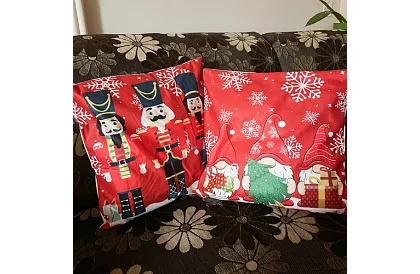 Dekoracyjna poszewka na poduszkę 45 × 45 cm – motyw Dziadka do Orzechów