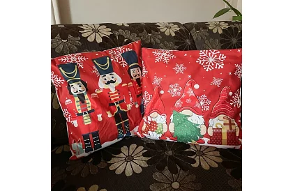 Dekoracyjna poszewka na poduszkę 45 × 45 cm – motyw skrzaty