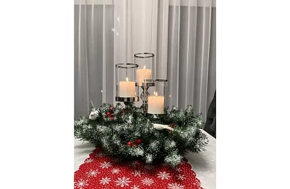 Dekoracyjny śnieżny wieniec na drzwi