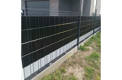 Taśma zaciemniająca na płot czarna – panelowa 450 g/m2 + klipsy