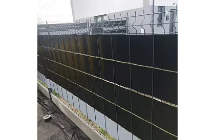 Taśma zaciemniająca na płot czarna – panelowa 450 g/m2 + klipsy