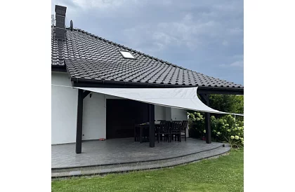 Strefa przeciwsłoneczna trójkąt 4 × 4 × 4 m – szara