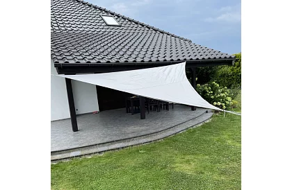 Strefa przeciwsłoneczna trójkąt 4 × 4 × 4 m – szara