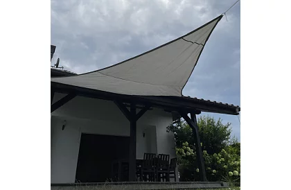 Strefa przeciwsłoneczna trójkąt 4 × 4 × 4 m – szara