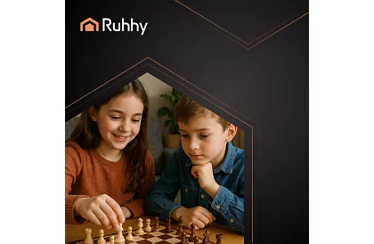 Drewniane szachy z grabu – elegancka klasyka w walizce