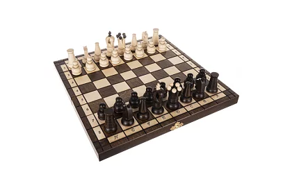 Drewniane szachy z grabu – elegancka klasyka w walizce