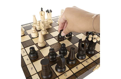 Drewniane szachy z grabu – elegancka klasyka w walizce