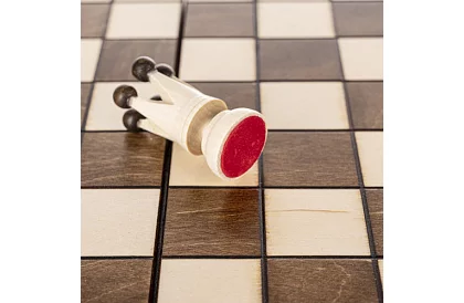 Drewniane szachy z grabu – elegancka klasyka w walizce