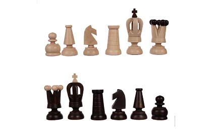 Drewniane szachy z grabu – elegancka klasyka w walizce