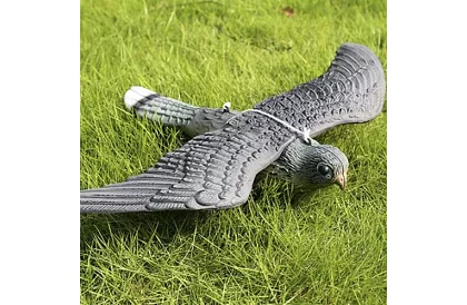 Zawieszony odstraszacz – realistyczny sokół