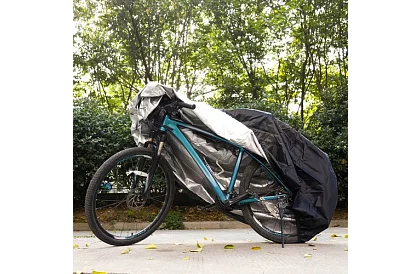 Plachta na motorku i rower – uniwersalna osłona ochronna