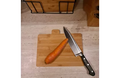 Zestaw 4 bambusowych desek do krojenia i serwowania + stojak