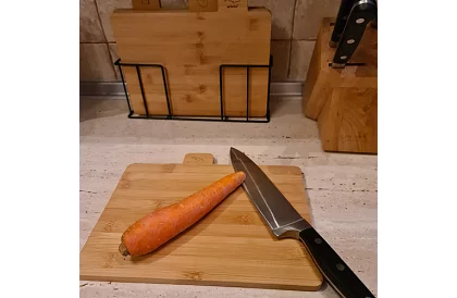 Zestaw 4 bambusowych desek do krojenia i serwowania + stojak