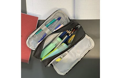Etui szkolne – czarny trójkomorowy piórnik