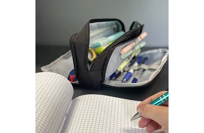 Etui szkolne – czarny trójkomorowy piórnik