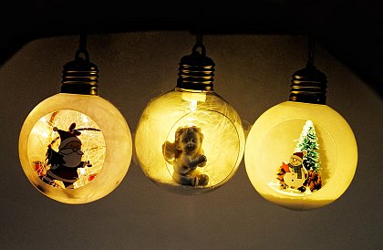 Piersiówki z oświetleniem LED i figurkami w środku - 3 sztuki