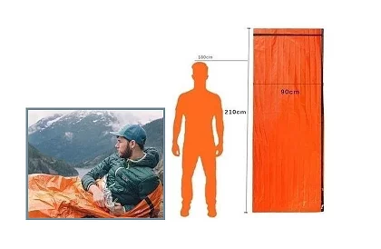 Awaryjny śpiwór termiczny na zewnątrz