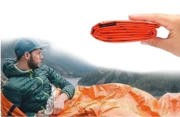 Awaryjny śpiwór termiczny na zewnątrz