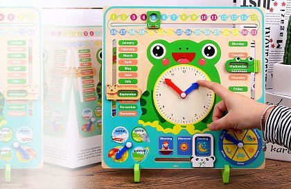 Drewniany interaktywny kalendarz dla dzieci - Żaba