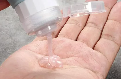 Podróżne buteleczki na kosmetyki do samolotu – zestaw z kosmetyczką