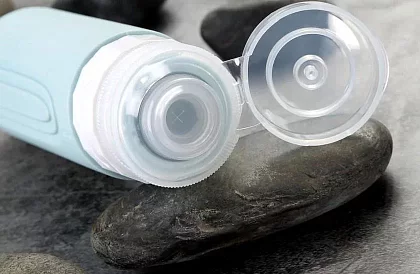 Podróżne buteleczki na kosmetyki do samolotu – zestaw z kosmetyczką