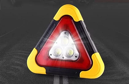 LED trójkąt ostrzegawczy z latarką, powerbankiem i ładowaniem solarnym