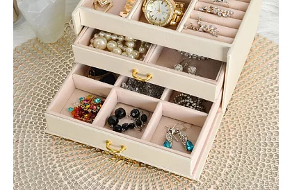 Elegancka szkatułka na biżuterię – beżowa z zamkiem i satynowym wykończeniem