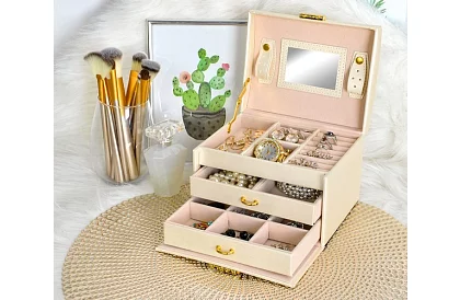 Elegancka szkatułka na biżuterię – beżowa z zamkiem i satynowym wykończeniem