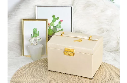Elegancka szkatułka na biżuterię – beżowa z zamkiem i satynowym wykończeniem