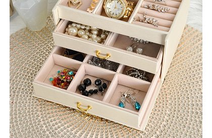 Elegancka szkatułka na biżuterię – beżowa z zamkiem i satynowym wykończeniem