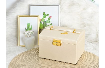 Elegancka szkatułka na biżuterię – beżowa z zamkiem i satynowym wykończeniem