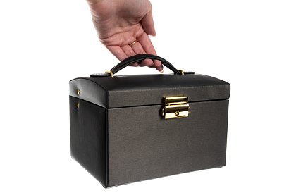 Elegancka szkatułka na biżuterię – czarna z zamkiem i satynowym wykończeniem