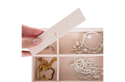 Elegancka szkatułka na biżuterię – czarna z zamkiem i satynowym wykończeniem