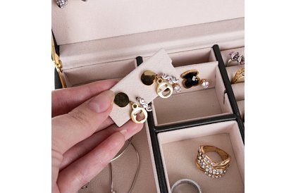 Elegancka szkatułka na biżuterię – czarna z zamkiem i satynowym wykończeniem