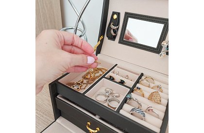 Elegancka szkatułka na biżuterię – czarna z zamkiem i satynowym wykończeniem