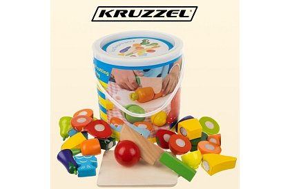 Drewniane owoce i warzywa do krojenia w wiaderku