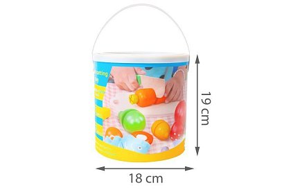 Drewniane owoce i warzywa do krojenia w wiaderku