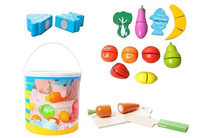 Drewniane owoce i warzywa do krojenia w wiaderku