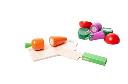 Drewniane owoce i warzywa do krojenia w wiaderku