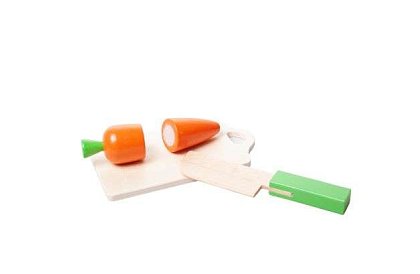 Drewniane owoce i warzywa do krojenia w wiaderku