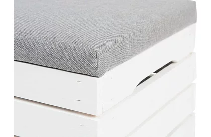 Drewniany taboret – puf skrzynia z przestrzenią do przechowywania