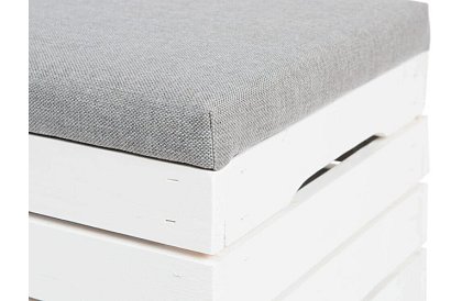 Drewniany taboret – puf skrzynia z przestrzenią do przechowywania