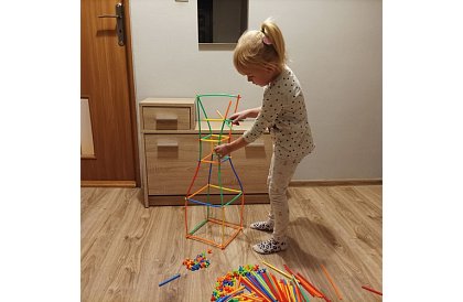 Kolorowy zestaw konstrukcyjny z rurkami 408 szt. – kreatywna gra dla dzieci