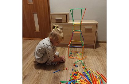 Kolorowy zestaw konstrukcyjny z rurkami 408 szt. – kreatywna gra dla dzieci