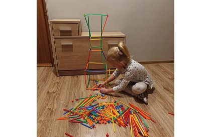 Kolorowy zestaw konstrukcyjny z rurkami 408 szt. – kreatywna gra dla dzieci