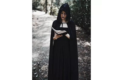 Długi płaszcz z kapturem