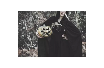 Długi płaszcz z kapturem