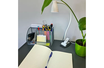 LED lampa na biurko z metalowym klipsem - biały